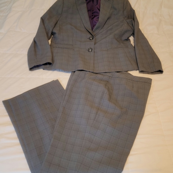 Le Suit Jackets & Blazers - Le Suit women's gray & black plaid pant suit.